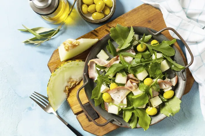 Gerahmter Druck : Sommer-Mediterran-Salat mit Melone. Gerahmter Druck : Sommer-Mediterran-Salat mit Melone.