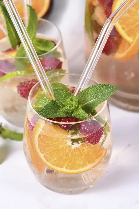Gerahmter Druck : Sommer-Sangria-Cocktail oder Zitrone mit Himbeere. Gerahmter Druck : Sommer-Sangria-Cocktail oder Zitrone mit Himbeere.