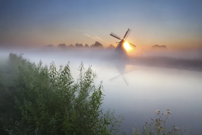 Gerahmter Druck : Sommermorgen über Fluss und Windmühle. Gerahmter Druck : Sommermorgen über Fluss und Windmühle.