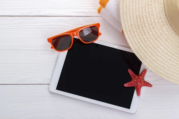 Gerahmter Druck : Sommerurlaub-Hintergrund, Tablet-Mockup für Text. Gerahmter Druck : Sommerurlaub-Hintergrund, Tablet-Mockup für Text.