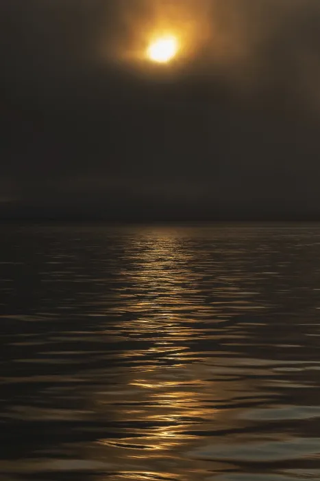 Gerahmter Druck : Die Sonne bricht durch die Wolken, Reflexion auf leicht welliger Meeresoberfläche. Gerahmter Druck : Die Sonne bricht durch die Wolken, Reflexion auf leicht welliger Meeresoberfläche.