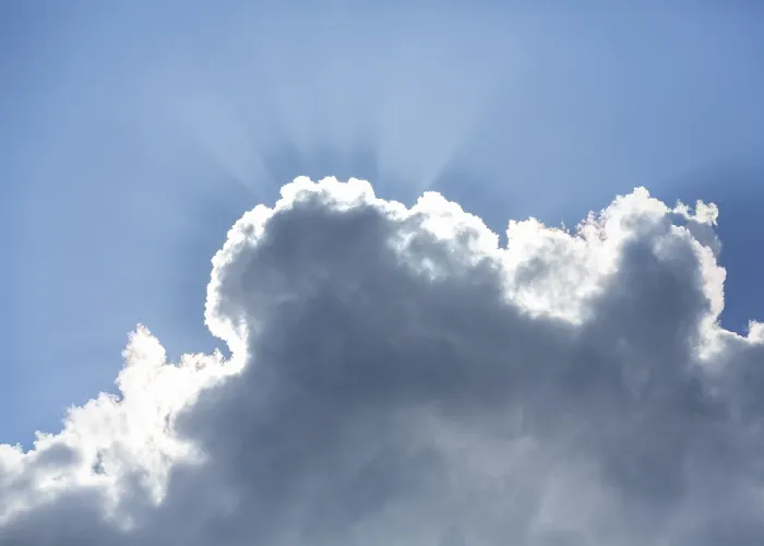 Gerahmter Druck : Die Sonne hinter einem Wolken in dem blauen Himmel. Gerahmter Druck : Die Sonne hinter einem Wolken in dem blauen Himmel.