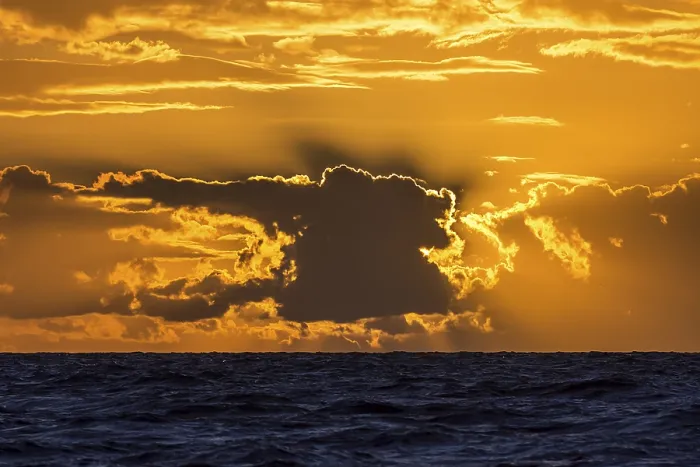 Gerahmter Druck : Die Sonne hinter einem dunklen Wolkenfeld über der Ostsee. Gerahmter Druck : Die Sonne hinter einem dunklen Wolkenfeld über der Ostsee.
