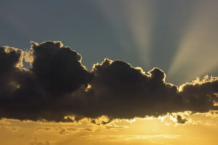 Gerahmter Druck : Sonne hinter dunkler Wolke, Deutschland. Gerahmter Druck : Sonne hinter dunkler Wolke, Deutschland.