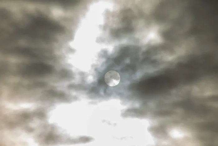 Gerahmter Druck : Sonne hinter dunklen Wolken Gerahmter Druck : Sonne hinter dunklen Wolken