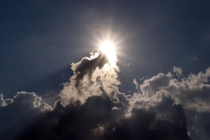 Gerahmter Druck : Sonne hinter dunklen Wolken. Gerahmter Druck : Sonne hinter dunklen Wolken.