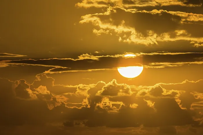 Gerahmter Druck : Sonne mit dunklen Wolken im Abendhimmel, Deutschland. Gerahmter Druck : Sonne mit dunklen Wolken im Abendhimmel, Deutschland.