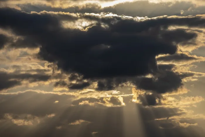 Gerahmter Druck : Sonne hinter dunklen Wolken, Abendsonne, Deutschland. Gerahmter Druck : Sonne hinter dunklen Wolken, Abendsonne, Deutschland.