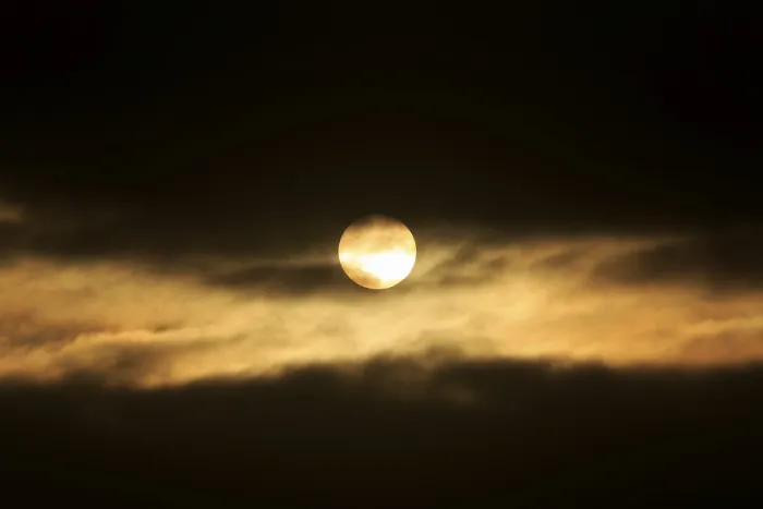 Gerahmter Druck : Sonne zwischen dunklen Wolken, Mitternachts-Sonne.