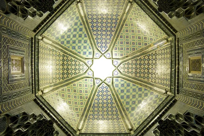 Gerahmter Druck : Die Sonne beleuchtet das Mosaik im Deckengewölbe. Gerahmter Druck : Die Sonne beleuchtet das Mosaik im Deckengewölbe.