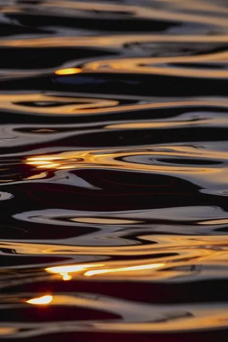 Gerahmter Druck : Sonnenstrahlreflexion auf Wasserfläche.