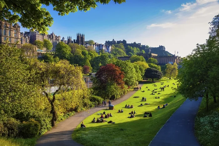 Gerahmter Druck : Sonnensucher auf den Meadows, Edinburgh Gerahmter Druck : Sonnensucher auf den Meadows, Edinburgh