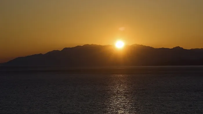 Gerahmter Druck : Die Sonne untergeht über einem ruhigen Meer, Hintergrund im Hintergrund. Gerahmter Druck : Die Sonne untergeht über einem ruhigen Meer, Hintergrund im Hintergrund.