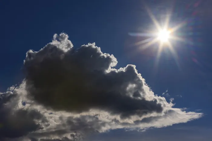 Gerahmter Druck : Die Sonne scheint zwischen Wolken. Gerahmter Druck : Die Sonne scheint zwischen Wolken.