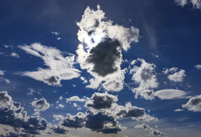Gerahmter Druck : Die Sonne scheint zwischen Cumuluswolken. Gerahmter Druck : Die Sonne scheint zwischen Cumuluswolken.