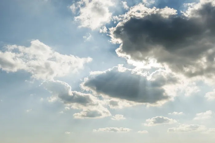 Gerahmter Druck : Die Sonne scheint hinter dunklen Wolken, Deutschland. Gerahmter Druck : Die Sonne scheint hinter dunklen Wolken, Deutschland.