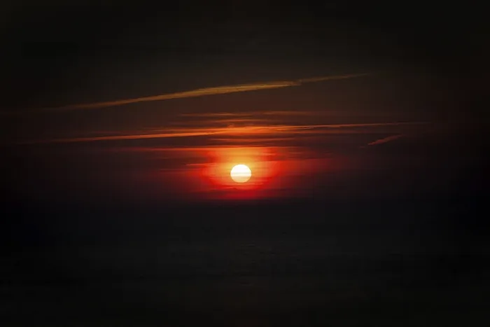 Gerahmter Druck : Die Sonne scheint durch Wolken. Gerahmter Druck : Die Sonne scheint durch Wolken.