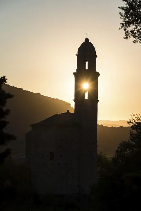 Gerahmter Druck : Die Sonne scheint durch das Glockenturm. Gerahmter Druck : Die Sonne scheint durch das Glockenturm.