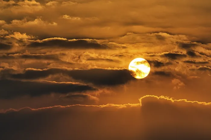 Gerahmter Druck : Sonne scheint durch Wolken, Abendhimmel. Gerahmter Druck : Sonne scheint durch Wolken, Abendhimmel.