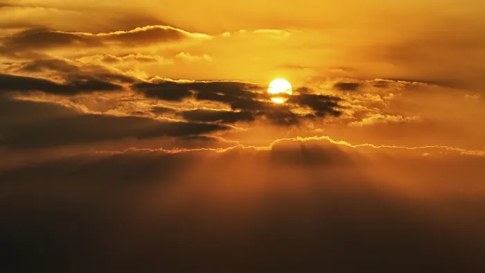 Gerahmter Druck : Die Sonne scheint durch Wolken, Sonnenstrahlen im Abendhimmel. Gerahmter Druck : Die Sonne scheint durch Wolken, Sonnenstrahlen im Abendhimmel.