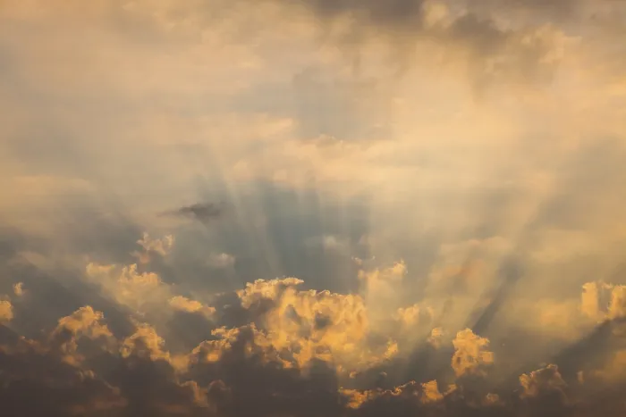 Gerahmter Druck : Die Sonne scheint hinter einem wolkenverhangenen Himmel, Sonnenstrahlen, Deutschland. Gerahmter Druck : Die Sonne scheint hinter einem wolkenverhangenen Himmel, Sonnenstrahlen, Deutschland.