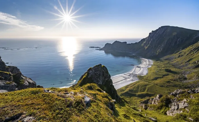 Gerahmter Druck : Die Sonne scheint über dem Meer, Klippen. Gerahmter Druck : Die Sonne scheint über dem Meer, Klippen.