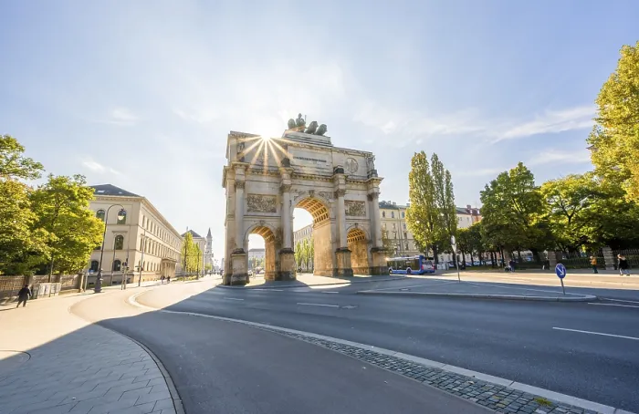 Gerahmter Druck : Sonnenschein, Siegestor und Leopoldstraße Gerahmter Druck : Sonnenschein, Siegestor und Leopoldstraße