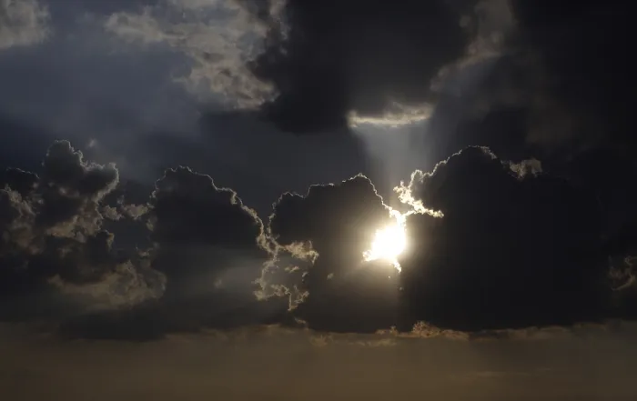 Gerahmter Druck : Sonne hinter Sturmwolken. Gerahmter Druck : Sonne hinter Sturmwolken.