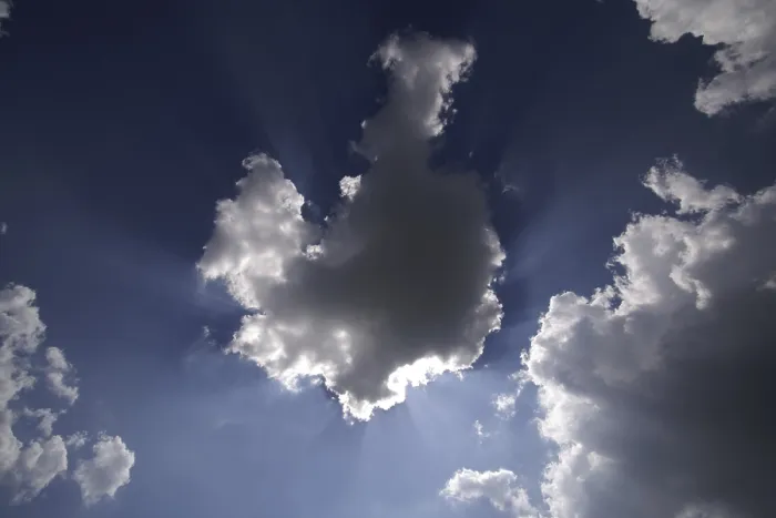 Gerahmter Druck : Sonne hinter weißen Wolken. Gerahmter Druck : Sonne hinter weißen Wolken.