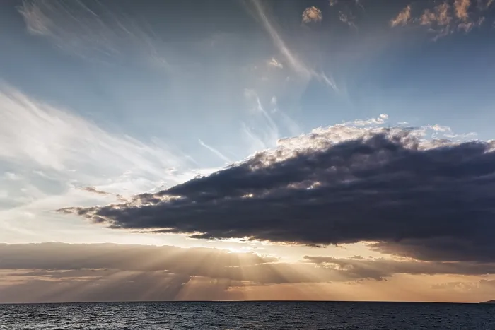 Gerahmter Druck : Sonnenschein hinter Wolken, dramatischer Abendhimmel. Gerahmter Druck : Sonnenschein hinter Wolken, dramatischer Abendhimmel.