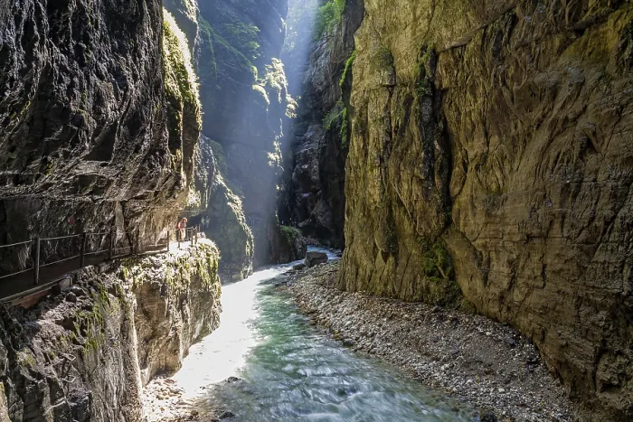 Gerahmter Druck : Sonnenschein in einer Schlucht, Schlucht, Fluss. Gerahmter Druck : Sonnenschein in einer Schlucht, Schlucht, Fluss.