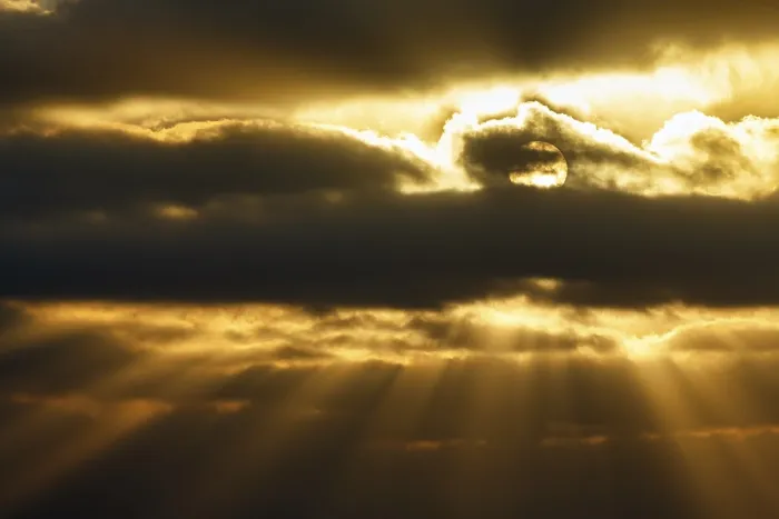 Gerahmter Druck : Sonnenschein, der durch Wolken scheint. Gerahmter Druck : Sonnenschein, der durch Wolken scheint.