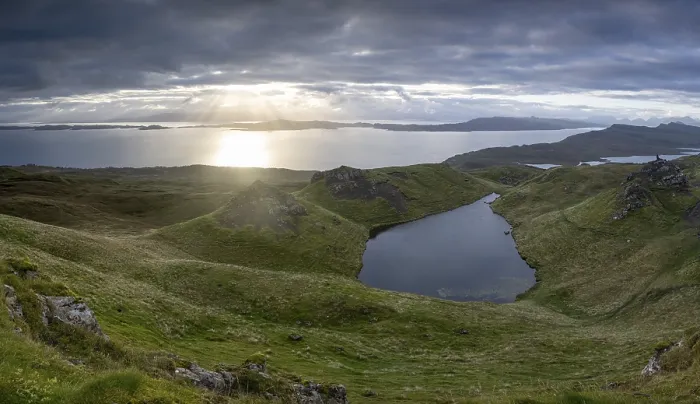 Gerahmter Druck : Sonnenschein durch den Himmel, Trotternish. Gerahmter Druck : Sonnenschein durch den Himmel, Trotternish.