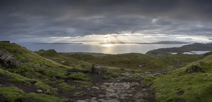 Gerahmter Druck : Sonnenschein durch den Himmel, Trotternish. Gerahmter Druck : Sonnenschein durch den Himmel, Trotternish.