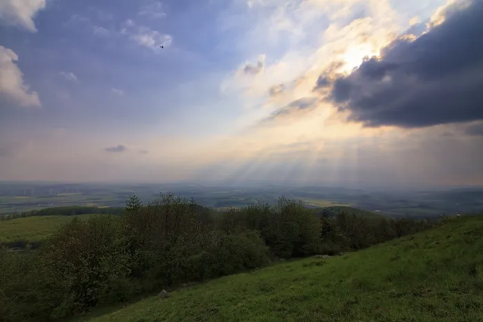 Gerahmter Druck : Sonnenschein hinter Gewitterwolken, Gipfel. Gerahmter Druck : Sonnenschein hinter Gewitterwolken, Gipfel.