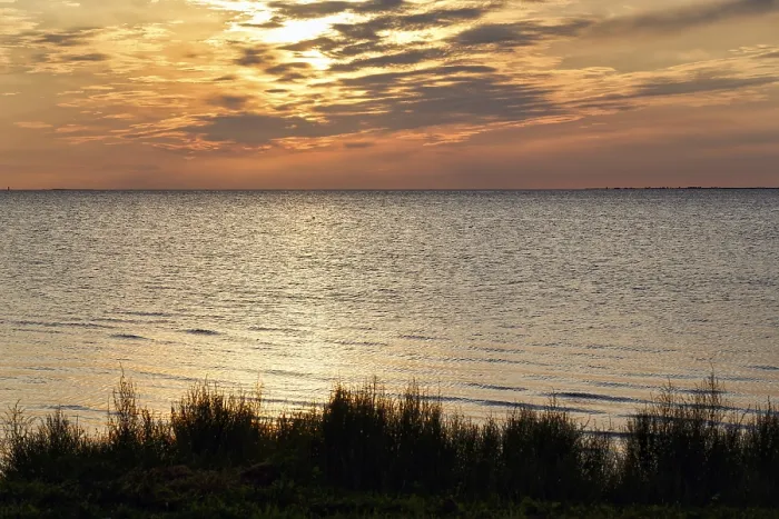 Gerahmter Druck : Die Sonnenstrahlen glitzern auf der Ostsee. Gerahmter Druck : Die Sonnenstrahlen glitzern auf der Ostsee.