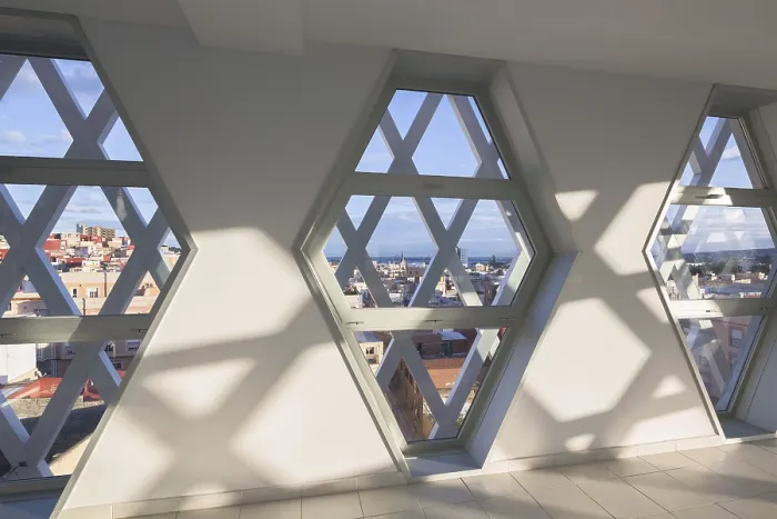 Gerahmter Druck : Die Sonnenstrahlen strömen durch hexagonale Fenster. Gerahmter Druck : Die Sonnenstrahlen strömen durch hexagonale Fenster.