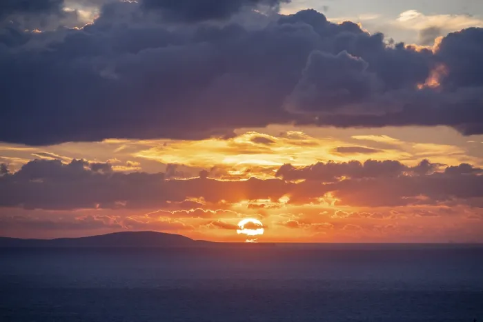 Gerahmter Druck : Sonnenuntergang hinter den Wolken, atmosphärisch dramatischer bewölkter Himmel. Gerahmter Druck : Sonnenuntergang hinter den Wolken, atmosphärisch dramatischer bewölkter Himmel.