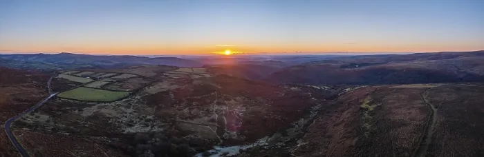 Gerahmter Druck : Sonnenaufgang über Sharp Tor von einem Drohnen. Gerahmter Druck : Sonnenaufgang über Sharp Tor von einem Drohnen.