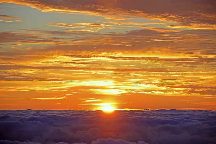 Gerahmter Druck : Sonnenaufgang über Handelswindwolken. Gerahmter Druck : Sonnenaufgang über Handelswindwolken.