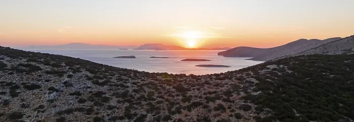 Gerahmter Druck : Sonnenuntergang über einer Bucht der Levitha-Insel. Gerahmter Druck : Sonnenuntergang über einer Bucht der Levitha-Insel.