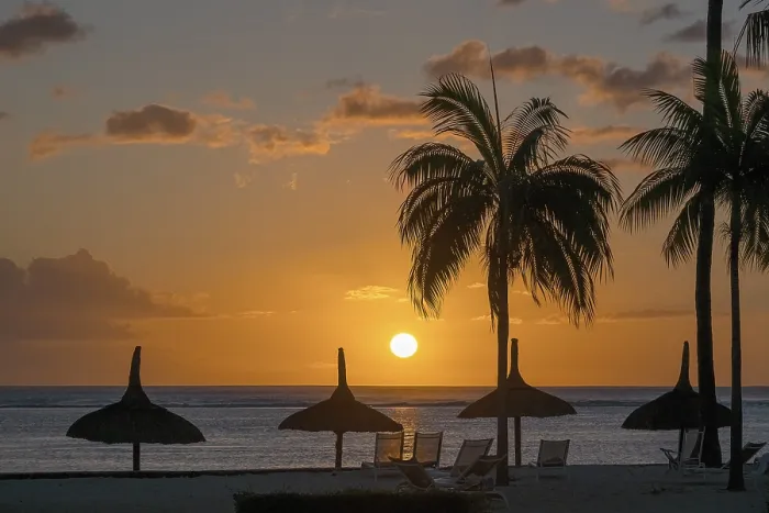 Gerahmter Druck : Sonnenuntergang am Strand, Sonnenschirm, Abendstimmung. Gerahmter Druck : Sonnenuntergang am Strand, Sonnenschirm, Abendstimmung.