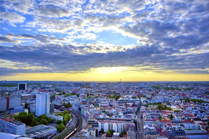 Gerahmter Druck : Der Sonnenuntergang über der Stadt Berlin, Deutschland. Gerahmter Druck : Der Sonnenuntergang über der Stadt Berlin, Deutschland.