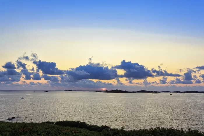 Gerahmter Druck : Sonnenuntergang hinter Wolken, Archipel. Gerahmter Druck : Sonnenuntergang hinter Wolken, Archipel.