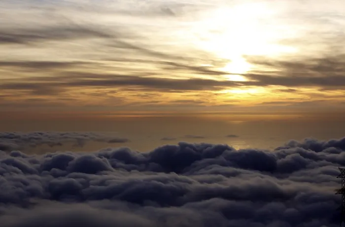 Gerahmter Druck : Sonnenuntergang über den Wolken, das Meer im Hintergrund. Gerahmter Druck : Sonnenuntergang über den Wolken, das Meer im Hintergrund.