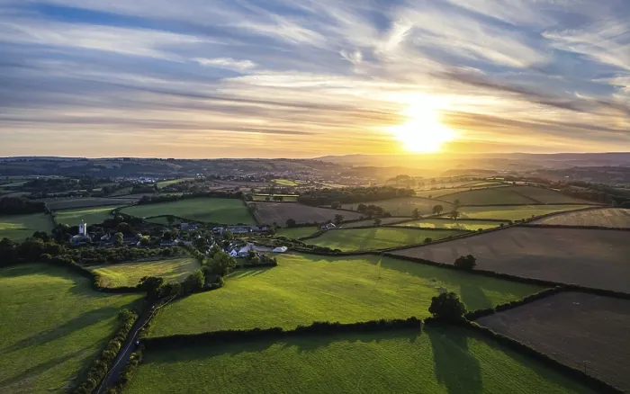 Gerahmter Druck : Sonnenuntergang über Devon Fields aus einer Drohne. Gerahmter Druck : Sonnenuntergang über Devon Fields aus einer Drohne.
