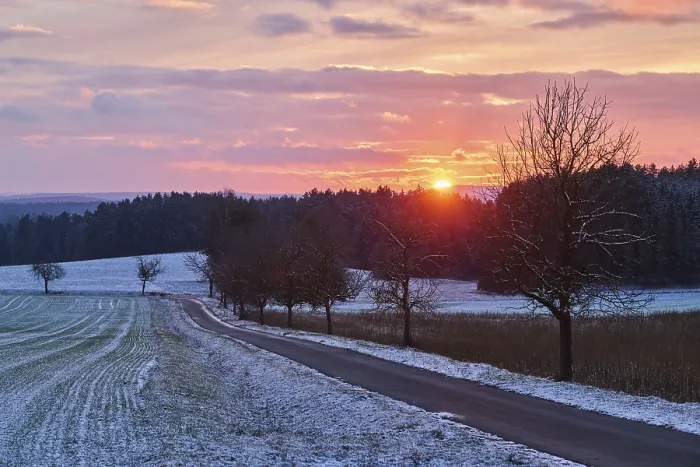 Gerahmter Druck : Sonnenuntergang über einem Wald, mit einem kleinen Pfad und Feldern. Gerahmter Druck : Sonnenuntergang über einem Wald, mit einem kleinen Pfad und Feldern.