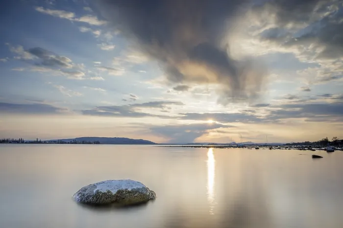 Gerahmter Druck : Sonnenuntergang über einem See, dramatische Wolken bilden sich im Himmel. Gerahmter Druck : Sonnenuntergang über einem See, dramatische Wolken bilden sich im Himmel.