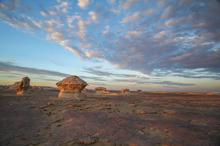 Gerahmter Druck : Sonnenuntergang in der libyschen Wüste, weiße Wüste.