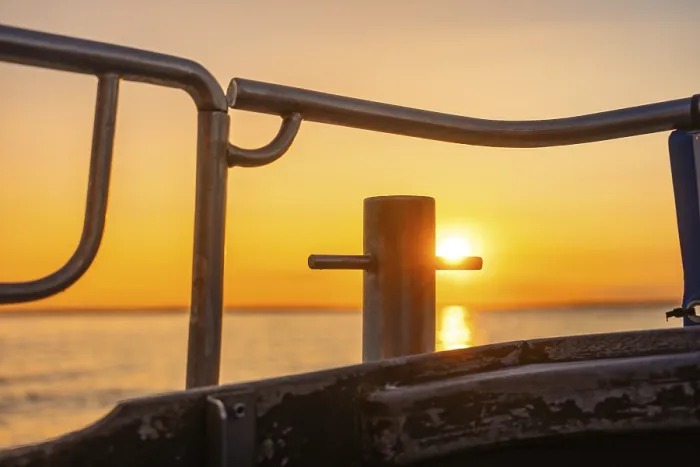 Gerahmter Druck : Sonnenuntergangslicht scheint durch eine Bootreling. Gerahmter Druck : Sonnenuntergangslicht scheint durch eine Bootreling.